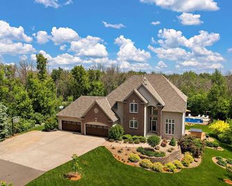 Lux Retreat 5 Acres- Pool/Hot Tub/Tiki Bar/Fire Pit/Game Room- Great for Groups! - Lakeville - Building