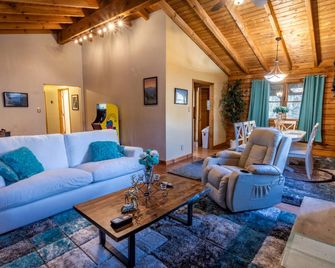 Ascension Cabin - sauna, hot tub, fire pit - Mount Nebo - Living room