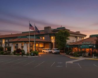 Rogue Regency Inn and Suites - Medford - Gebäude