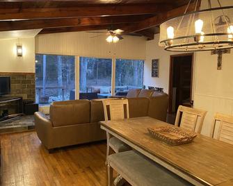 Cabin in the woods- Minutes from Lake Texoma, Red River, and Choctaw Casino. - Denison - Jídelna