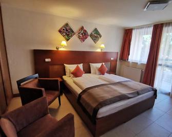 Hotel Villa Pax - Balatonalmádi - Bedroom