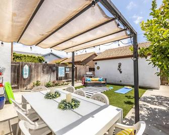 The White Beach House of Huntington - Huntington Beach - Innenhof