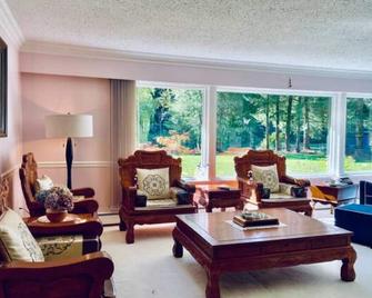 Charming Lake side Rancher, peaceful paradise - Langley - Living room