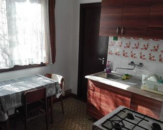 Cozy and well-kept apartment in a quiet location for 6 people - Balatonalmádi - Kitchen