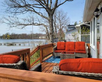 Nautical Nic's Cozy Lakefront Cottage - Lakeland - Patio