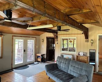 ‘A Gathering Den’ 3-bedrm house. Central to Belleayre, Hunter and Windham slopes - ساوجرتيس - غرفة معيشة