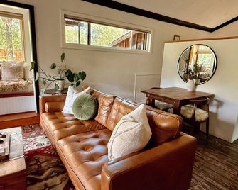 Sequoia River Cabin ~ Romantic Rustic Retreat on Kaweah River ~ Close to Sequoia - Three Rivers - Sala de estar