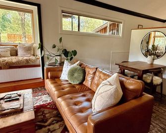 Sequoia River Cabin ~ Romantic Rustic Retreat on Kaweah River ~ Close to Sequoia - Three Rivers - Sala de estar