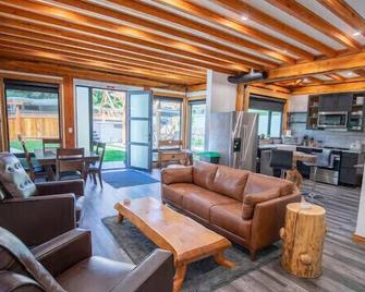Gorgeous Custom Post & Beam Carriage House with Pool and Swim Spa - Penticton - Living room