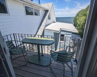 Layin' Low At The Lake - Lakefront Getaway - Rochester - Balcony