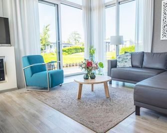 Drenthe Family Getaway w/ Garden - Oost-Graftdijk - Living room