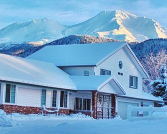 Eco-friendly, Mountain View, Park-like 5 acres, 1 Mi. to town - Mount Shasta - Edificio