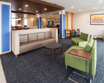Holiday Inn Express & Suites Auburn By IHG - Auburn - Lobby