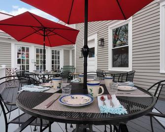 James Place Inn Bed and Breakfast - פריפורט - פטיו