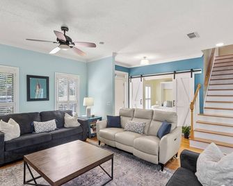 Spacious Lakefront Retreat | Game Room & Dock - Northport - Living room