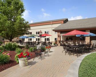 Ramada by Wyndham Saginaw Hotel & Suites - Saginaw - Building
