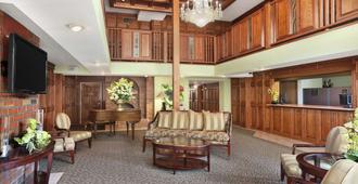 Ramada by Wyndham Saginaw Hotel & Suites - Saginaw - Resepsjon