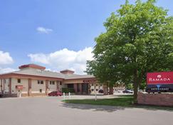 Ramada by Wyndham Saginaw Hotel & Suites - Saginaw - Edifício