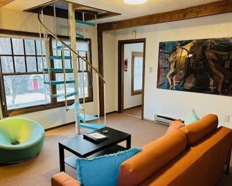 Charming 1 Bedroom Apartment in Historic Old Bend - Bend - Living room