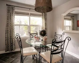 Charleston Charm - Quaint 2 Bedroom Townhouse - North Charleston - Dining room