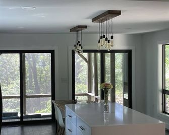 Stunning modern cabin high on a ridge with sunrise and sunset views! - Lost City - Dining room