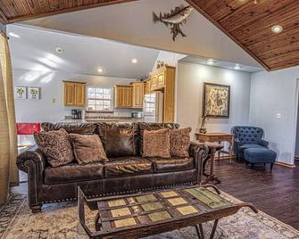 Relaxing Lake Retreat off I-40 - Checotah - Sala de estar