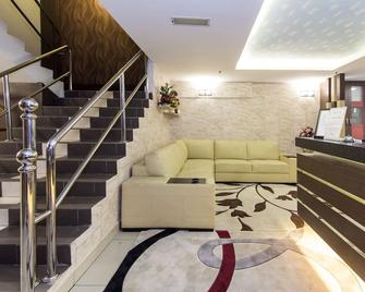 Simms Grand Inn - Kuala Lumpur - Front desk