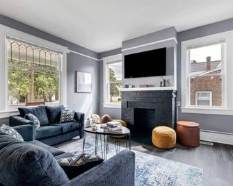 2 homes that sleep 16 - Hampton - Wohnzimmer