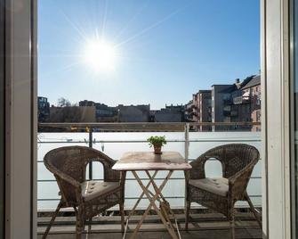 Lovely bright 3-bedroom with large balcony facing green courtyard - Kopenhagen - Balkon
