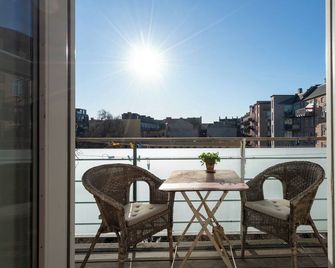 Lovely bright 3-bedroom with large balcony facing green courtyard - Copenaghen - Balcone