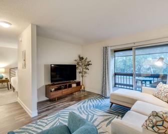 Quaint Sarasota Condo 4 Mi to Siesta Key Beach! - Sarasota - Living room