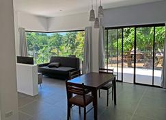 Spacious designer villa in beautiful garden - Puerto Princesa - Salon