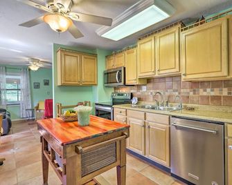 Vibrant Rockledge Home ~ 2 Mi to Cocoa Village! - Rockledge - Cocina