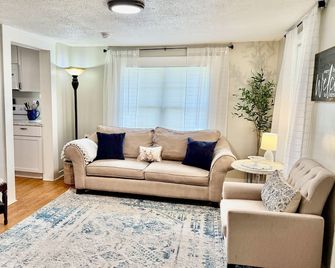 Welcome to Granny's house. Pet friendly! - Prattville - Living room