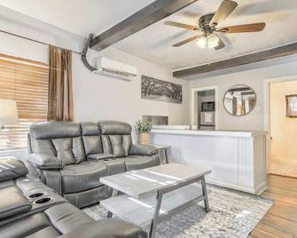 Jensen Plumbing Colorado Springs - Colorado Springs - Living room