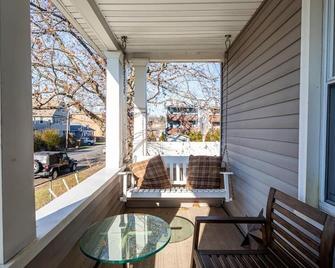 Grand Fairfield Getaway- 5BR Fam-Friendly near I95&Shops - Spacious&Gracious\n\n - Fairfield - Balcony