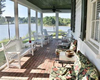 Renovated Historic Waterfront Home with Pool, Dock, 200 acres - Кембридж - Патіо
