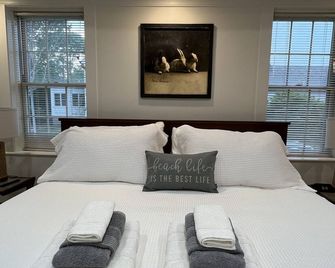 Newly remodeled home - Close to beaches, Main Street and Ferry to the Islands - Barnstable - Bedroom