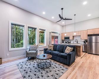Woodside Retreat-A: Modern Home - Scottsville - Sala de estar