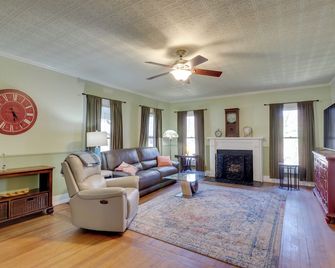 Charming Georgetown Home - Walk to Downtown! - Джорджтаун - Вітальня