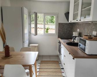 Sunny holiday in the quiet countryside with pool. - Lalbenque - Cocina