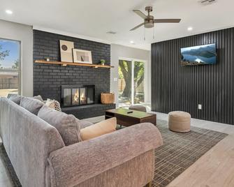 Minimalist Manor | Large yard | 15 min to Magnolia - Hewitt - Living room