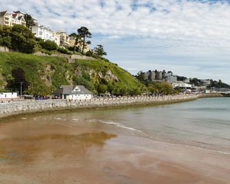 2 Chapelstones - Torquay - Beach