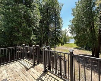 Lakefront Cabin on the trails in St.Ignace (Chain Lake Hideaway) - Saint Ignace - Balcón