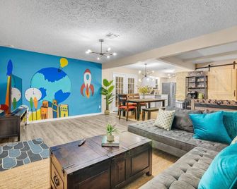 Beachcity 4BRs home amazing pool 12 BedsDickinson - Dickinson - Living room