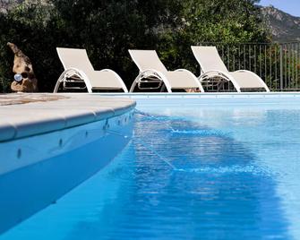 Villa Anastasia Junior Suite in Villa con Piscina - Ольбія - Басейн
