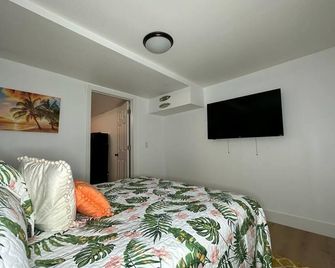 Sleeps 3, Casa Tropical in Miami - מיאמי - חדר שינה