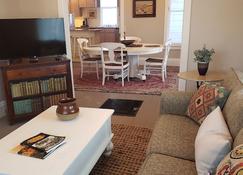 'flower Of The Hills' Historic Craftsman Home With Garage. Private Corner Lot - Lead - Sala de estar
