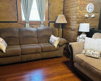 Cozy 1-bedroom cabin in Evergreen with AC - Evergreen - Living room