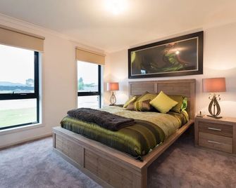 Euphoria House - Wynyard - Bedroom